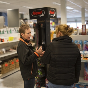 winkelmedewerker met klant in Plaizier